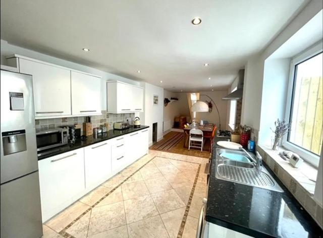 *Family Home In Mumbles. Close To The Beach* Ngoại thất bức ảnh