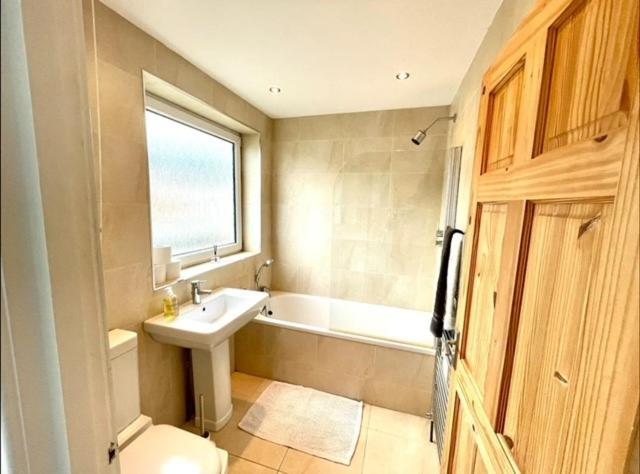 *Family Home In Mumbles. Close To The Beach* Ngoại thất bức ảnh